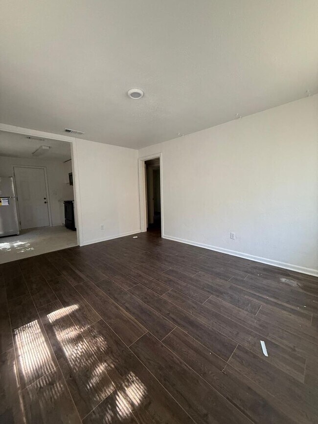 Building Photo - Cozy 2 Bedroom Duplex On a quiet tree lined Street.