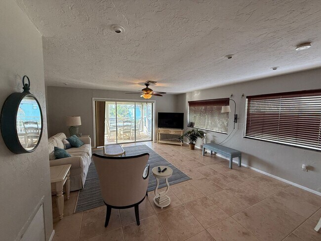 Building Photo - FT Myers Beach Amazing pool home