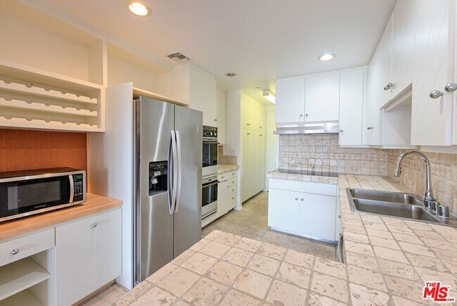 Building Photo - 10551 Wilshire Blvd