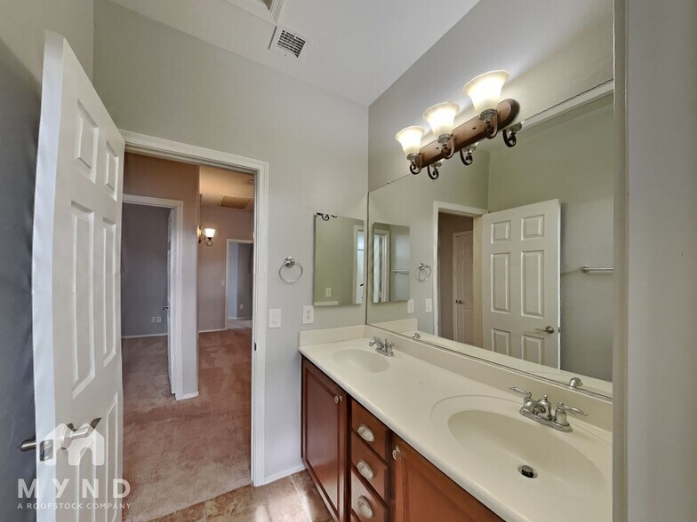 Building Photo - 3009 E Lynx Way