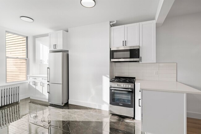 Building Photo - 216 Madison St