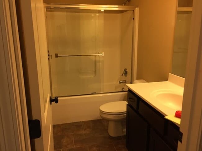 Building Photo - 2-bedroom, 2 bath Townhome with one car garage!