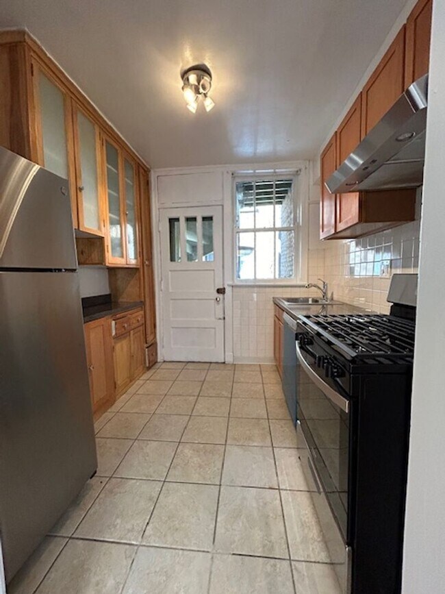 Building Photo - Bright and Sunny Unit ~ One Bed/One bath ~ Heat Included ~ Pets Welcome