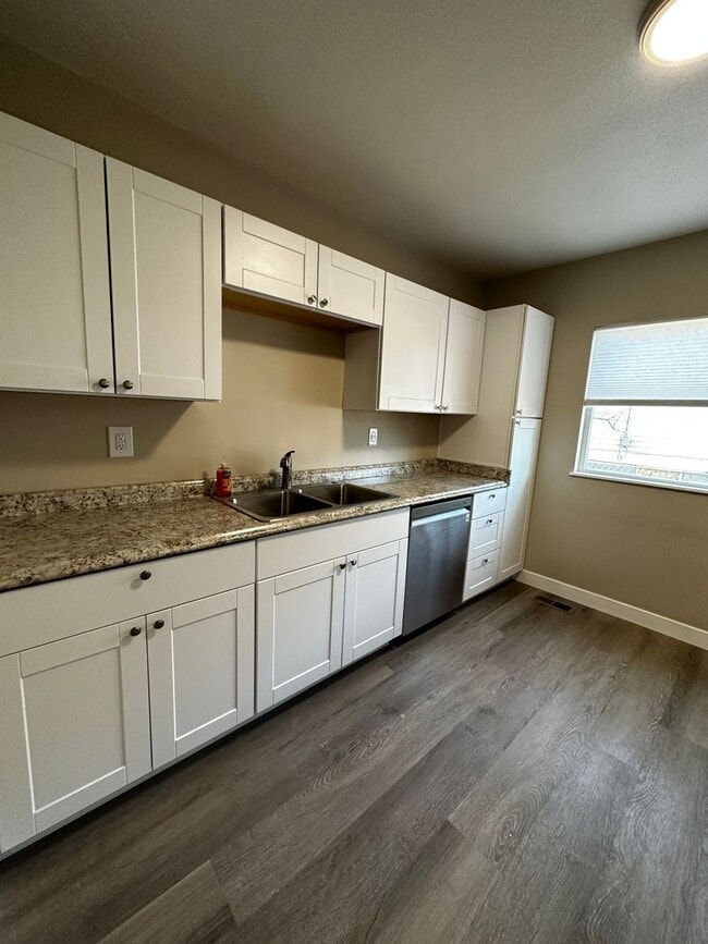 Building Photo - SW 6th Triplex