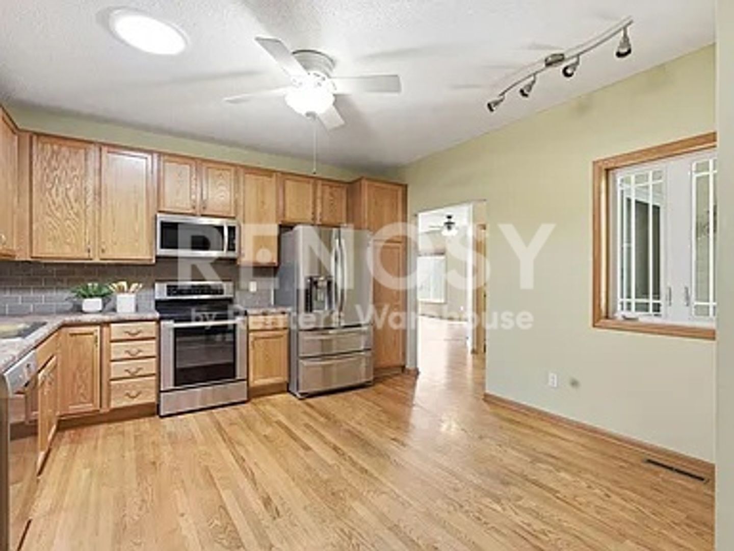 Building Photo - 6452 MacLaren Ave NE