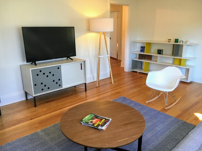 Living Room - 6605 N Fenwick Ave