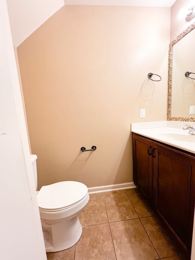 Building Photo - 2 Bedroom 1.5 Bath Townhome