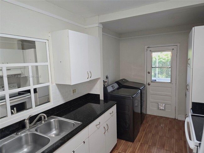 Building Photo - 18441 NE 20th Pl