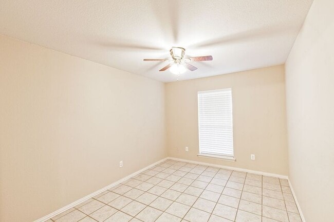 Building Photo - 933 Farmington Rd