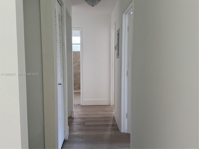 Building Photo - 15749 Woodgate Ct