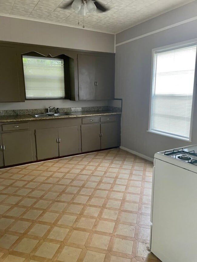 Building Photo - Mid August Move In