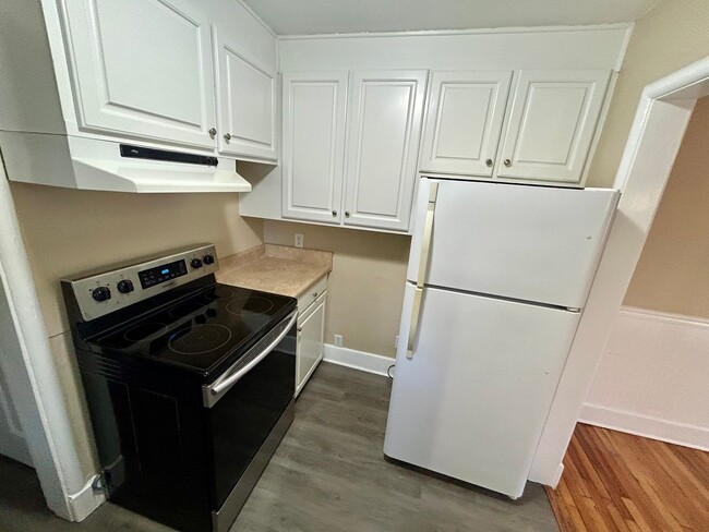 Building Photo - Cottage Vibes!