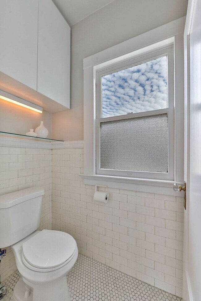 Building Photo - Cole Valley: Bright Top Floor Unfurnished 1 Bed 1 Bath with Garage Parking