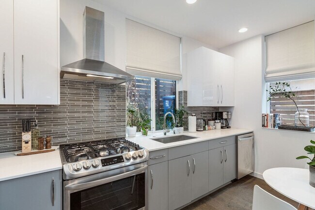 Building Photo - 1002 Boylston Ave E