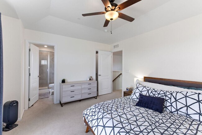 Building Photo - Beautiful 2 bedroom, 2.5 bath townhome in Mosaic