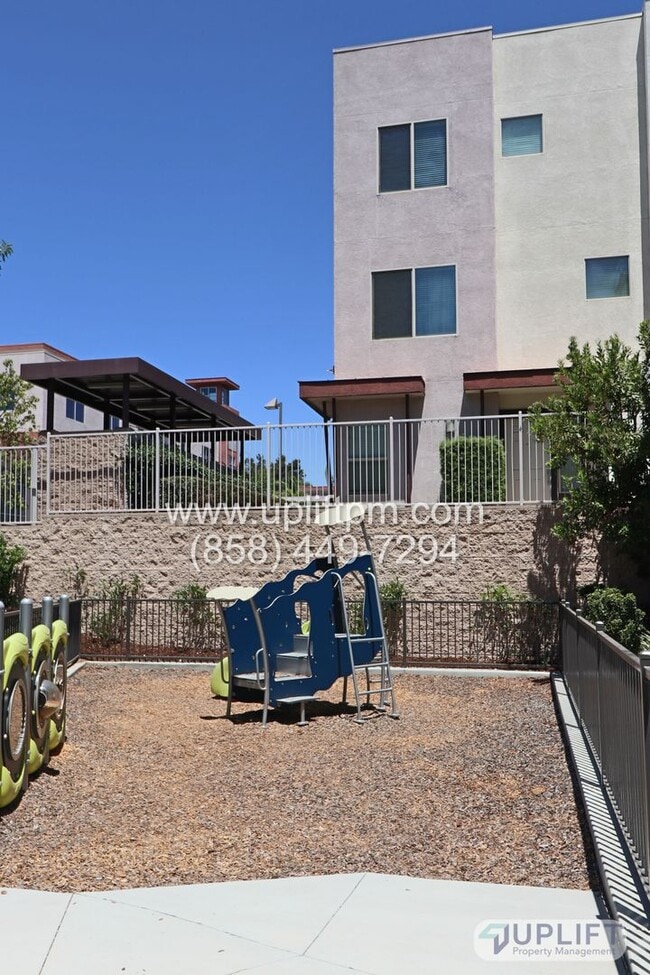 Building Photo - 3 Bedroom, 3.5 bathroom Three story Luxury...