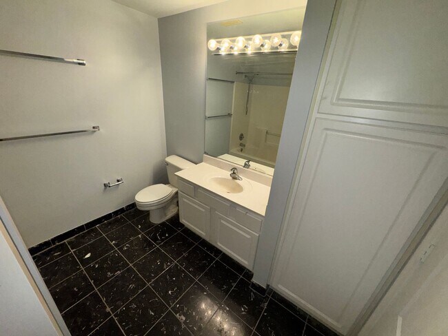 Building Photo - Updated 1BR Condo with Parking Near Virgin...
