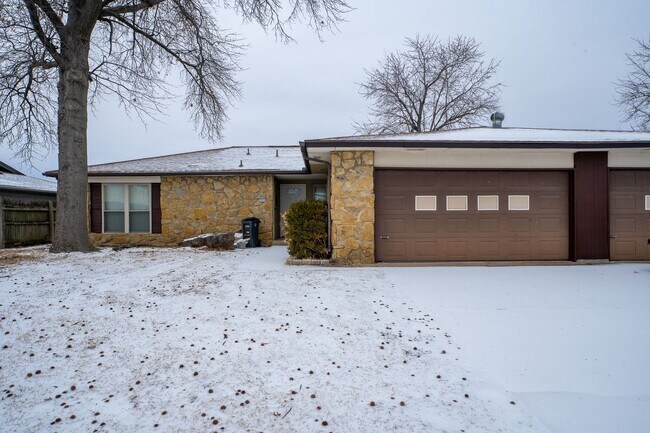 Building Photo - Gorgeous 3 Bed / 2 Bath! Coming soon!