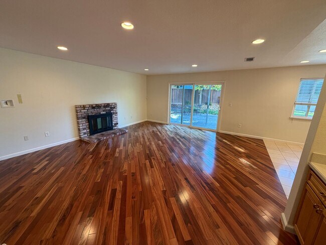 Building Photo - 5 Bed 3 Bath Home In Danville (Anderson Ranch)