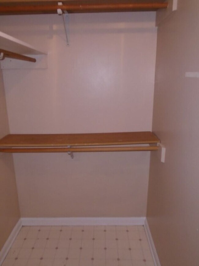 Building Photo - 2 bedroom condo for rent close to base!