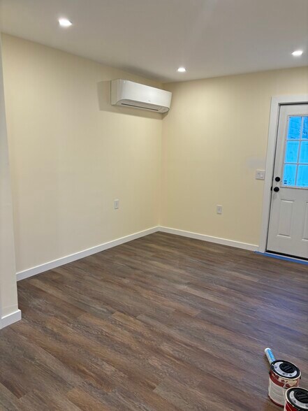 Building Photo - 1289 Smithtown Ave