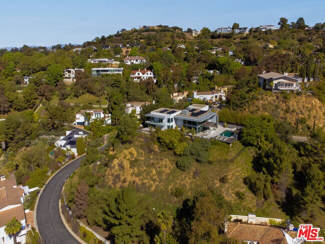Building Photo - 2651 Nichols Canyon Rd