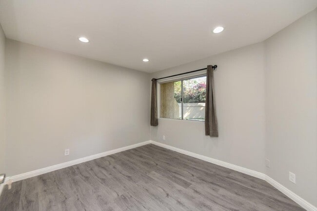 Building Photo - 355 Stanford Ct