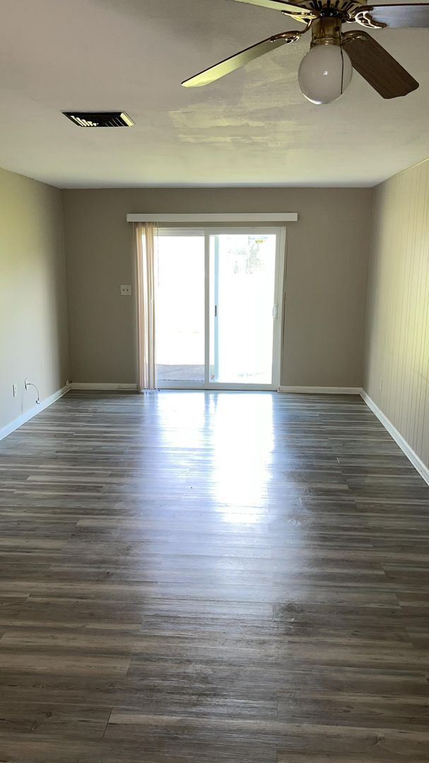 Building Photo - 2bedrooms 1.5 baths Townhome Available Now
