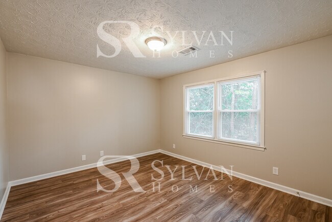 Building Photo - Fall in love with this beautiful 3 bedroom, 2.5 bathroom home