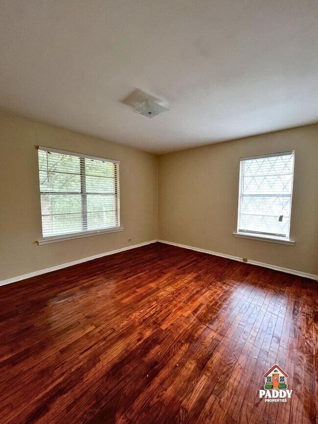 Building Photo - 411 Redbud Ln