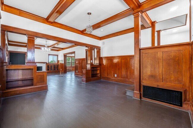 Building Photo - 1019 N Main St