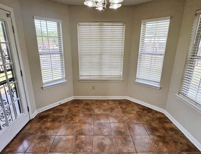 Building Photo - 6098 Ravenwood Lake Dr E