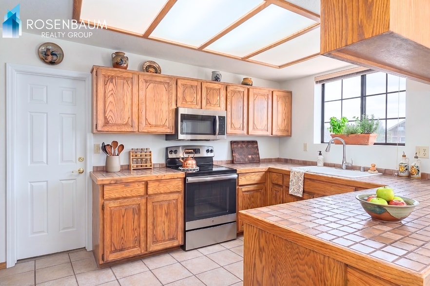 Building Photo - Gorgeous 5-beds, 3.5 baths 2-story home in the desirable Sandretto Hills community!