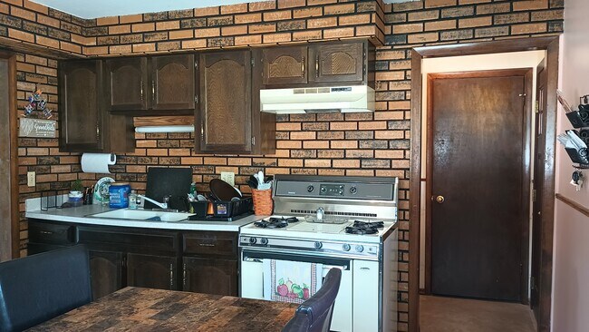 Kitchen 1 - 270 N Hemlock Ave