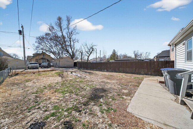 Building Photo - 2117 6th Ave