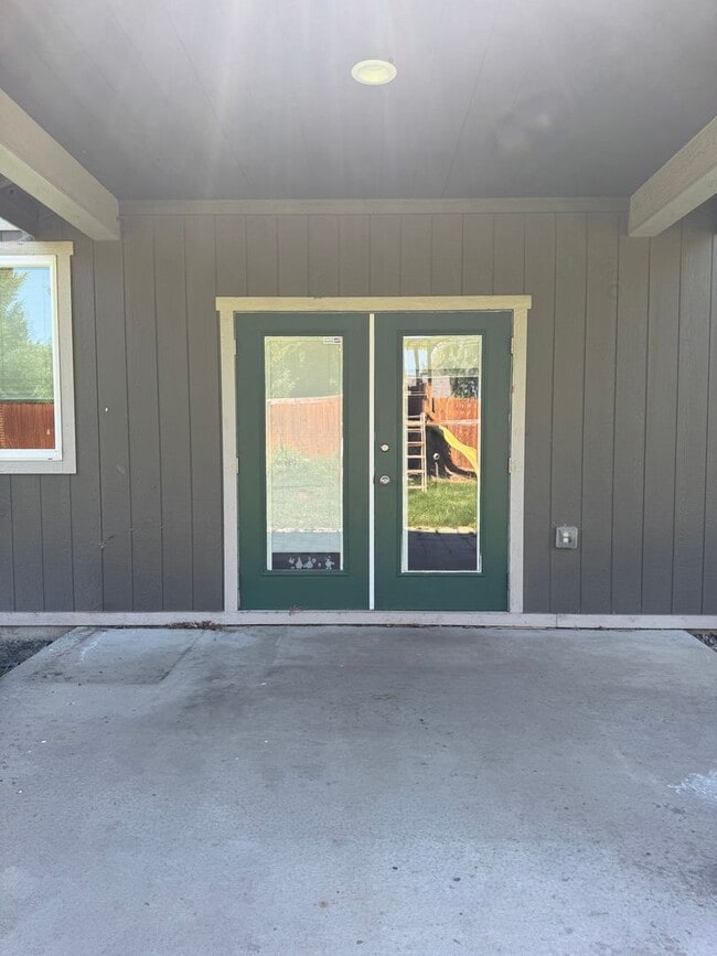Building Photo - Spacious 5-Bedroom Home with Bonus Living ...
