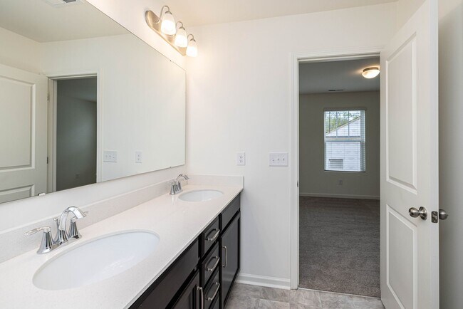 Building Photo - 451 Kinnerton Pl