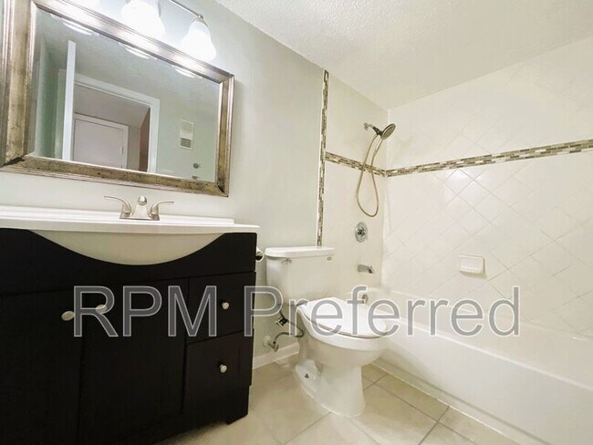 Building Photo - 2800 Jeanetta St