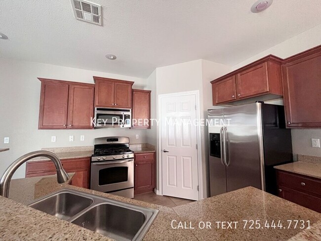 Building Photo - 3 BEDROOM TOWNHOME IN SOUTH LAS VEGAS!