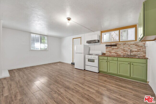 Building Photo - 225 E Garfield Ave