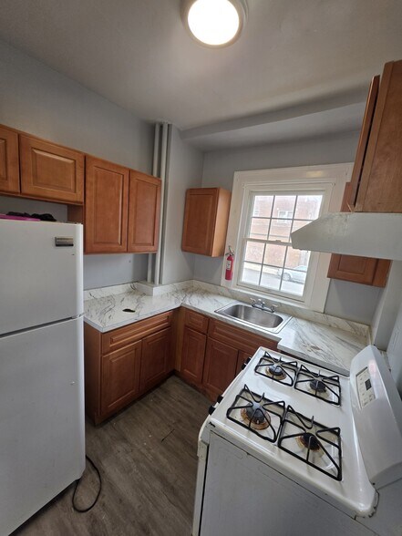 Building Photo - 325 Roseville Ave