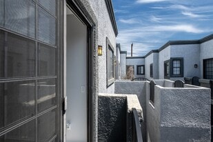 Building Photo - 520-526 N Hollywood Way