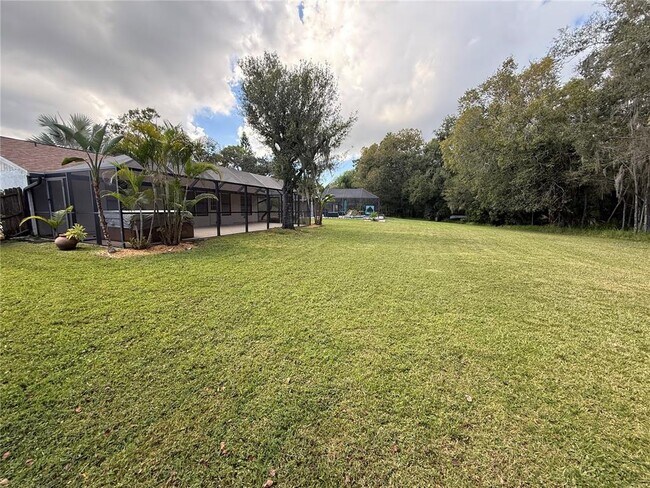 Building Photo - 525 Lakeview Dr