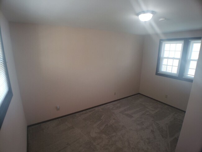 Building Photo - 1 Bedroom 1 Bath Upstairs Apartment