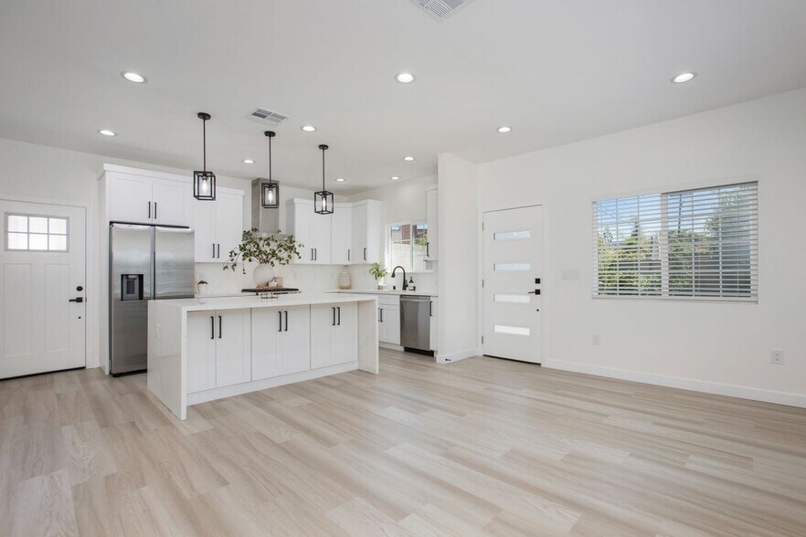Building Photo - 9905 Lenore Dr