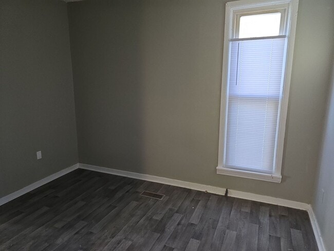 Building Photo - Spacious 2 Bedroom Home! Nice yard! Pet Friendly!