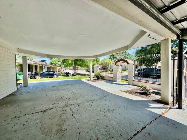 Building Photo - 4613 Dewberry St