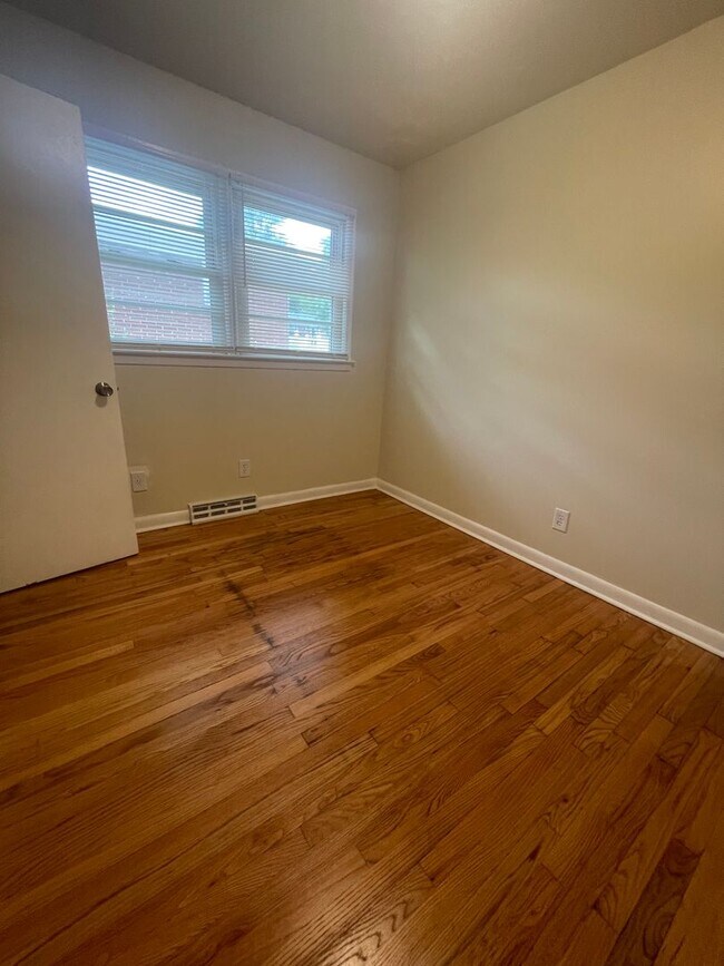 Building Photo - Adorable 3 Bedroom with Updates