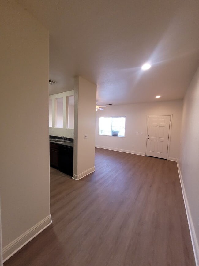 Building Photo - Three bedroom 1 bath with central heat and air