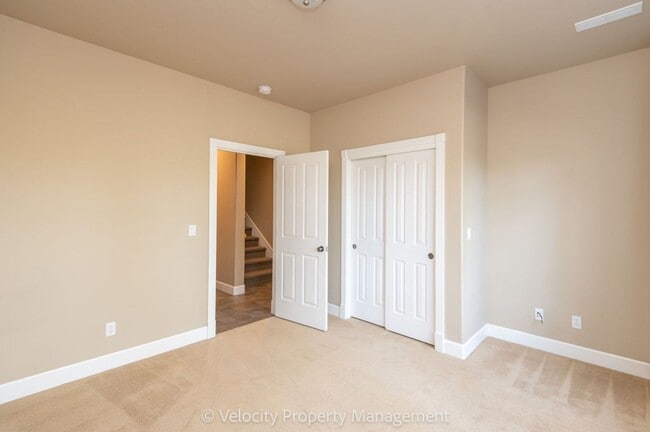 Building Photo - Awbrey Butte Home with Views!